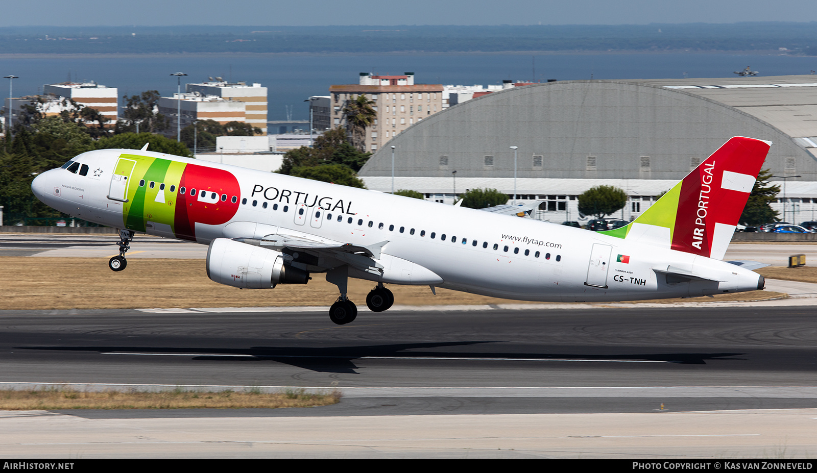 Aircraft Photo of CS-TNH | Airbus A320-214 | TAP Air Portugal | AirHistory.net #350102