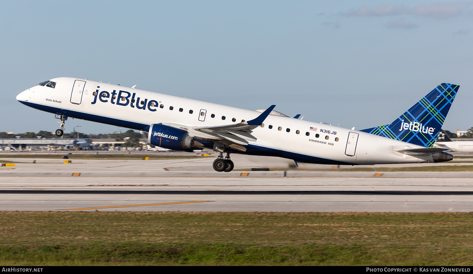 Aircraft Photo of N316JB | Embraer 190AR (ERJ-190-100IGW) | JetBlue Airways | AirHistory.net #352749