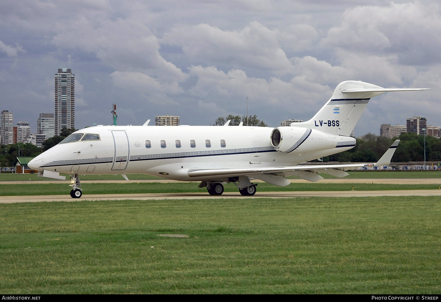 Aircraft Photo of LV-BSS | Bombardier Challenger 300 (BD-100-1A10) | AirHistory.net #352933