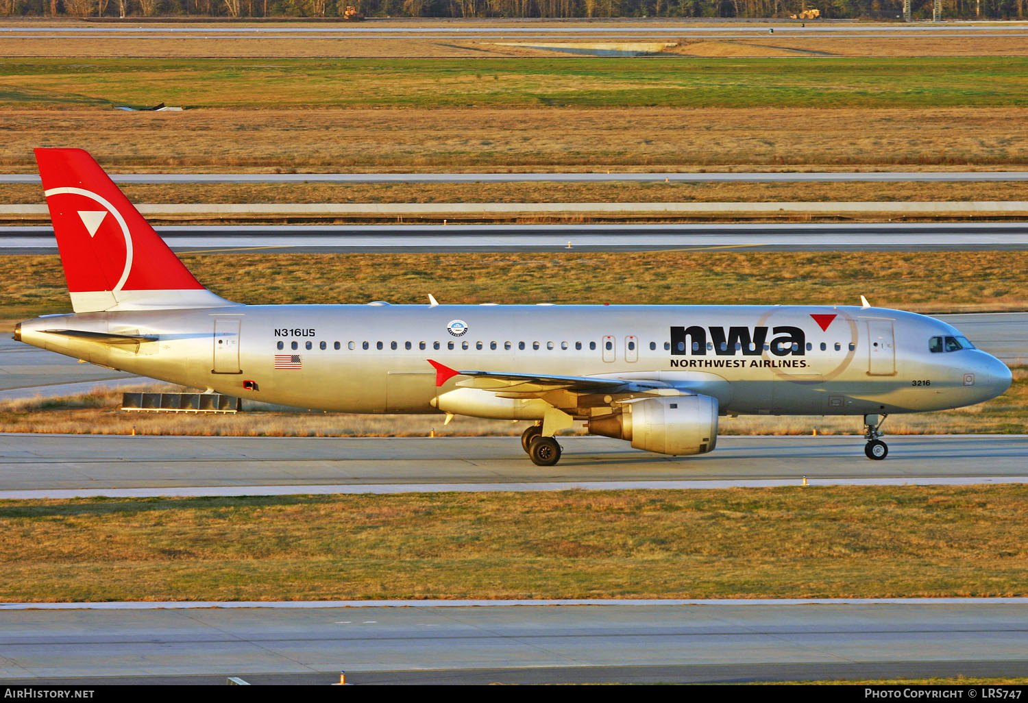 Aircraft Photo of N316US | Airbus A320-211 | Northwest Airlines | AirHistory.net #353383