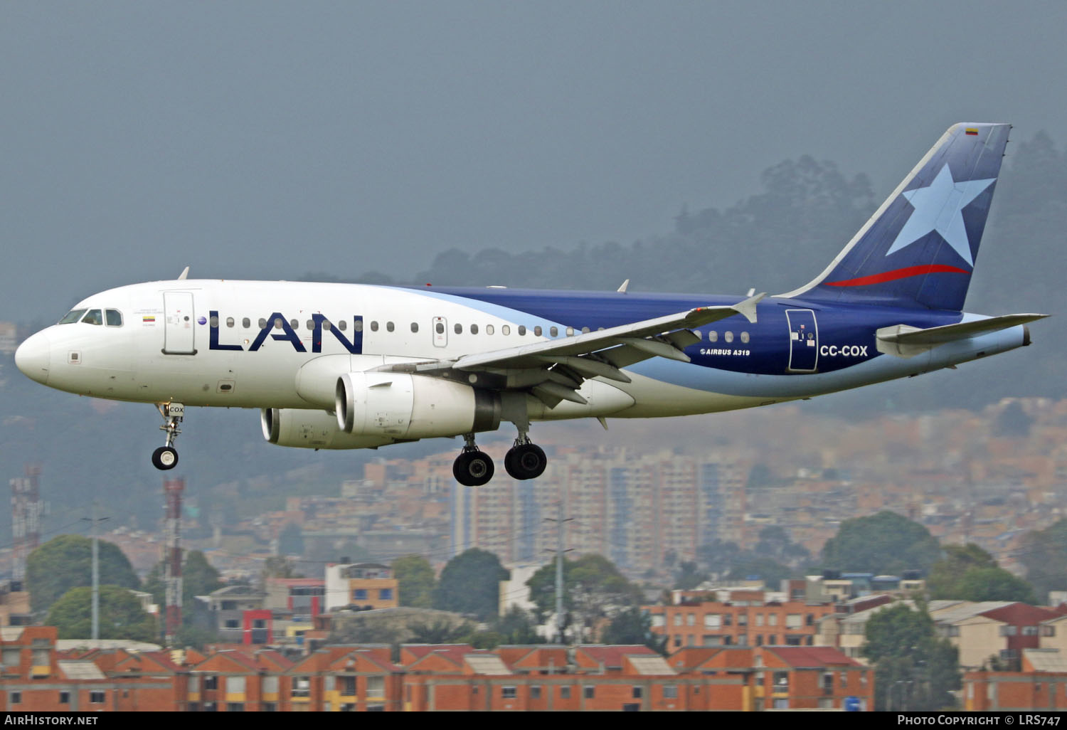 Aircraft Photo of CC-COX | Airbus A319-132 | LAN Airlines - Línea Aérea Nacional | AirHistory.net #354270