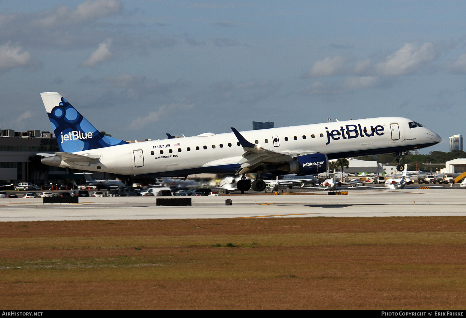Aircraft Photo of N187JB | Embraer 190AR (ERJ-190-100IGW) | AirHistory.net #355115