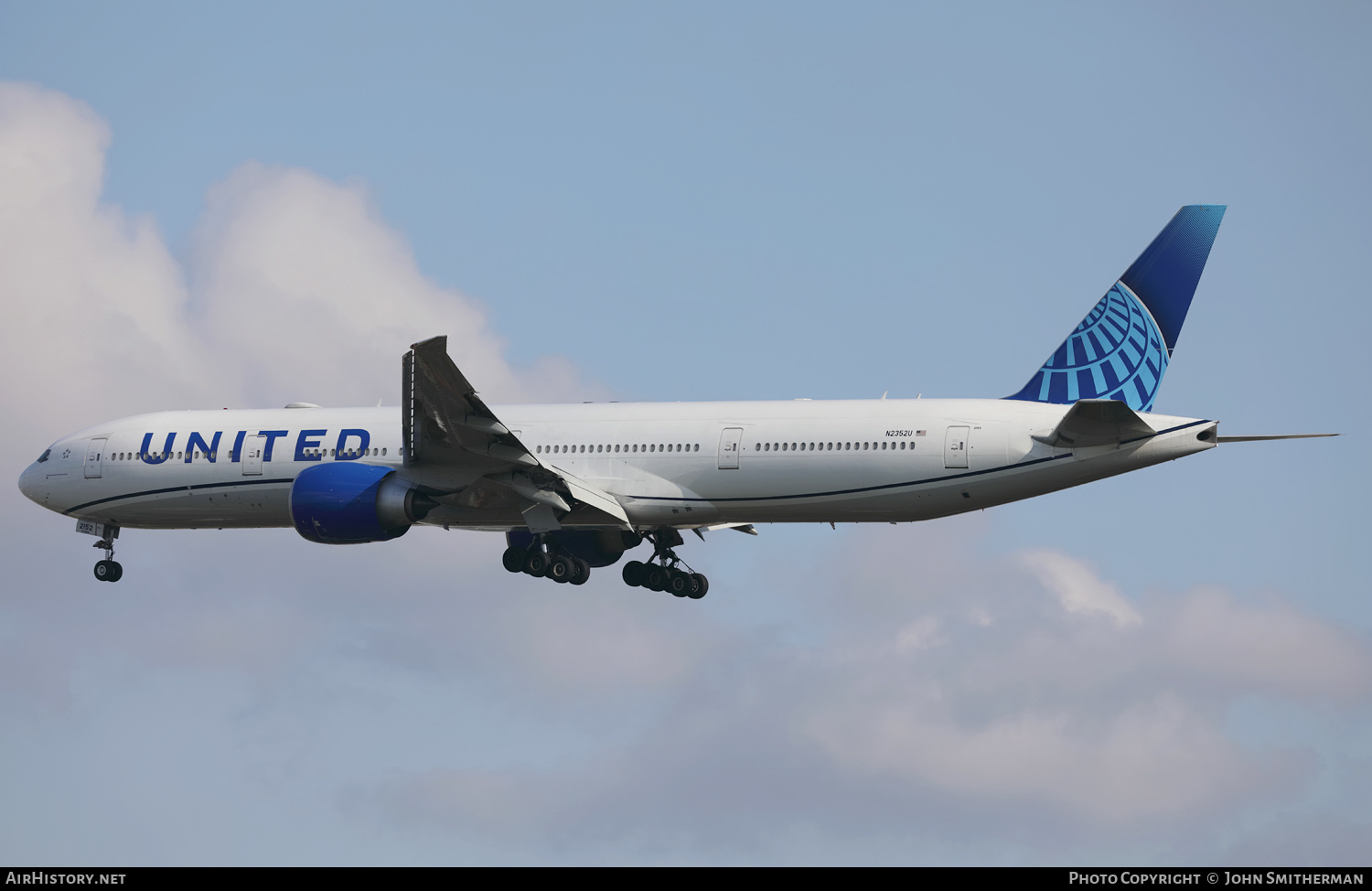 Aircraft Photo of N2352U | Boeing 777-300/ER | United Airlines | AirHistory.net #357812