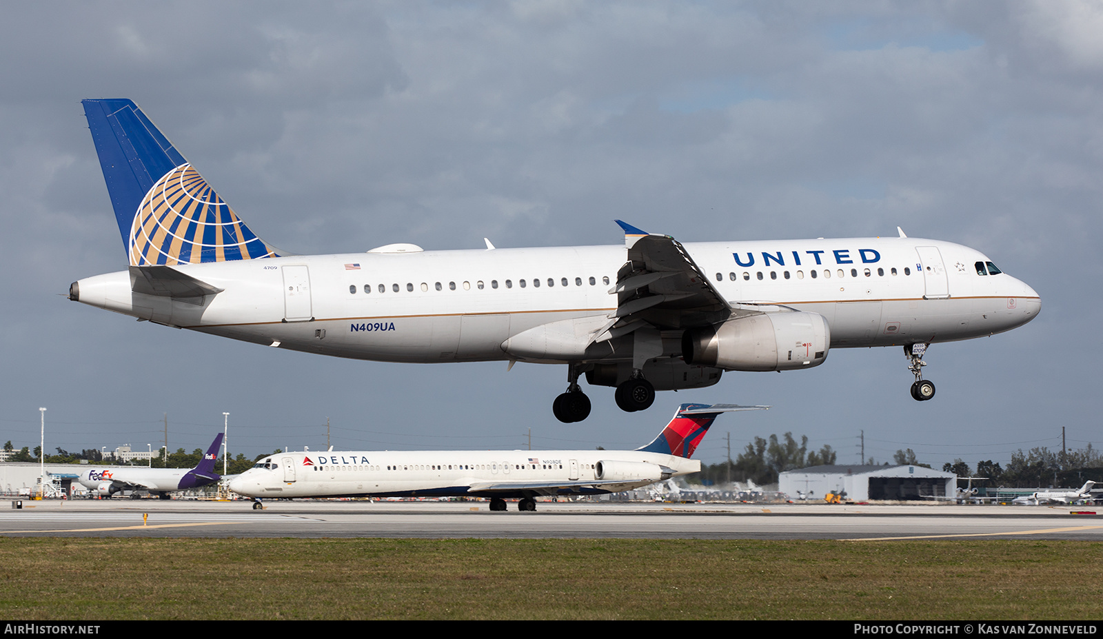 Aircraft Photo of N409UA | Airbus A320-232 | United Airlines | AirHistory.net #358144