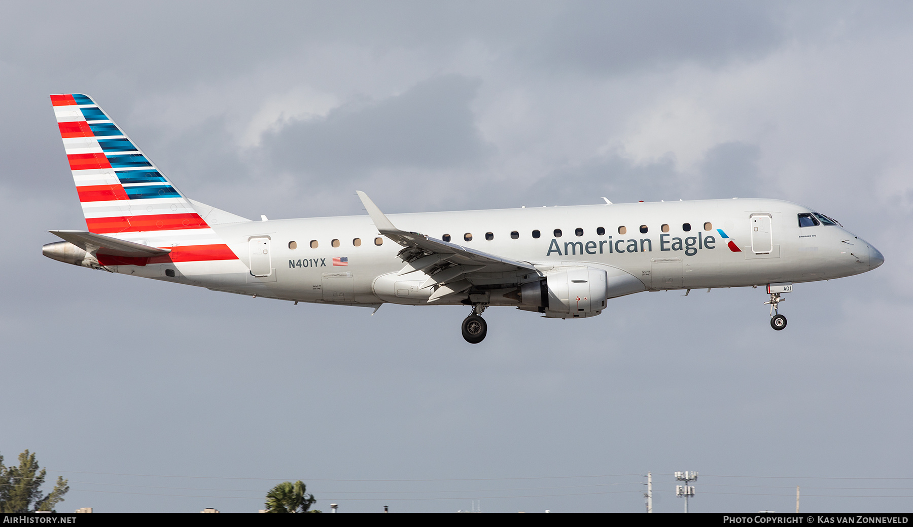 Aircraft Photo of N401YX | Embraer 175LR (ERJ-170-200LR) | American Eagle | AirHistory.net #358506