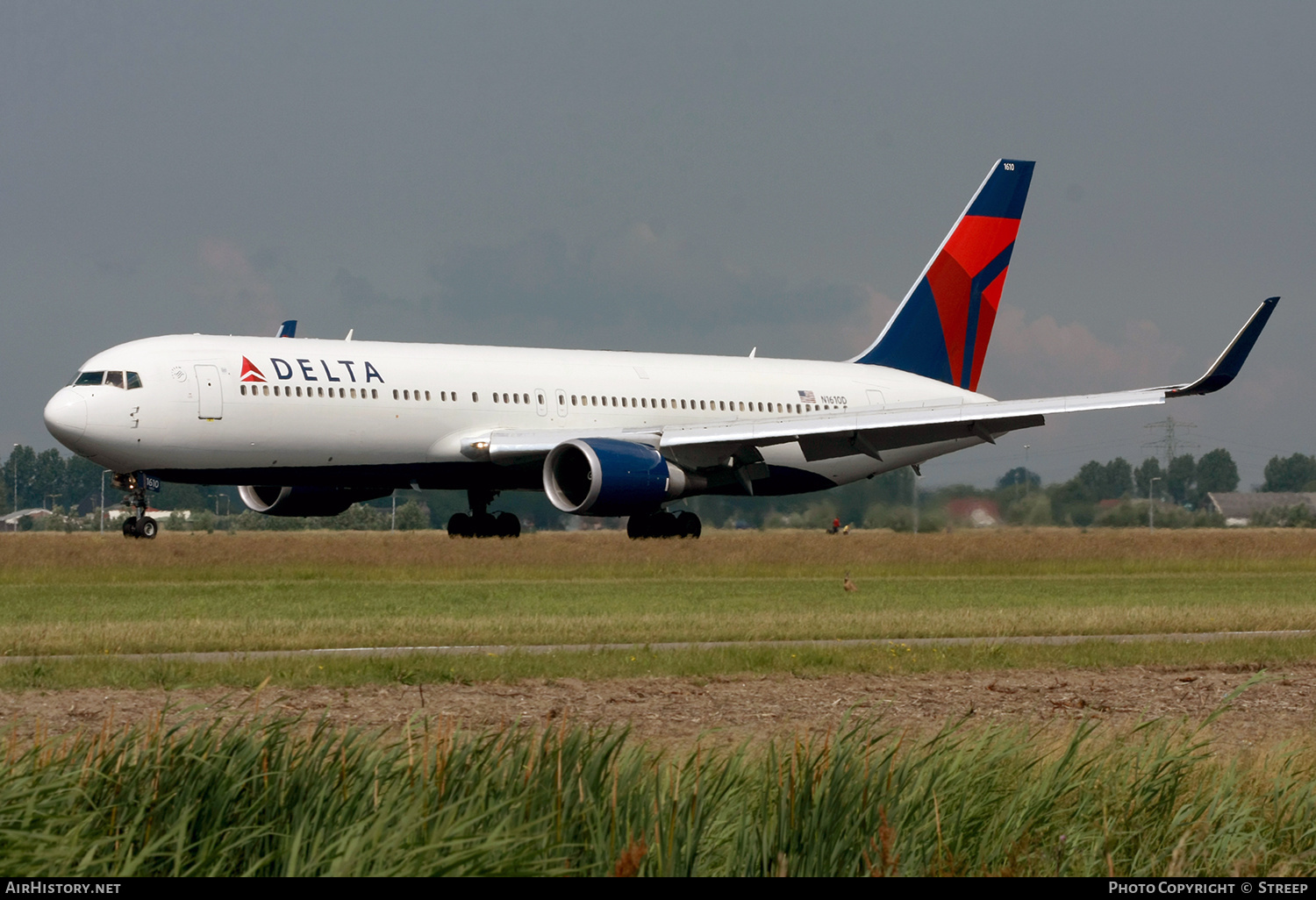 Aircraft Photo of N1610D | Boeing 767-332/ER | Delta Air Lines | AirHistory.net #359342