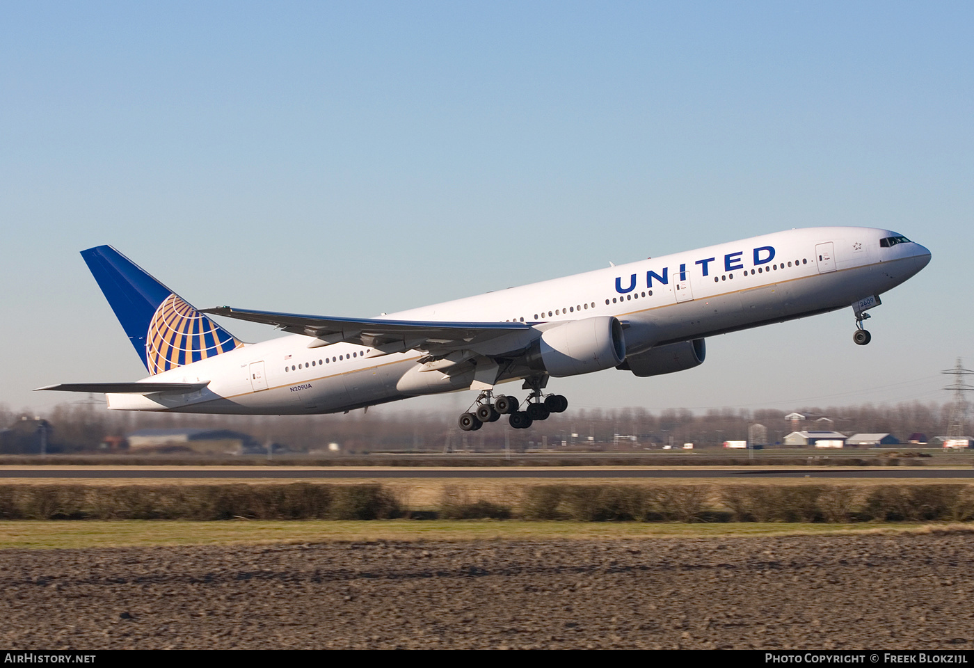 Aircraft Photo of N209UA | Boeing 777-222/ER | United Airlines | AirHistory.net #359346