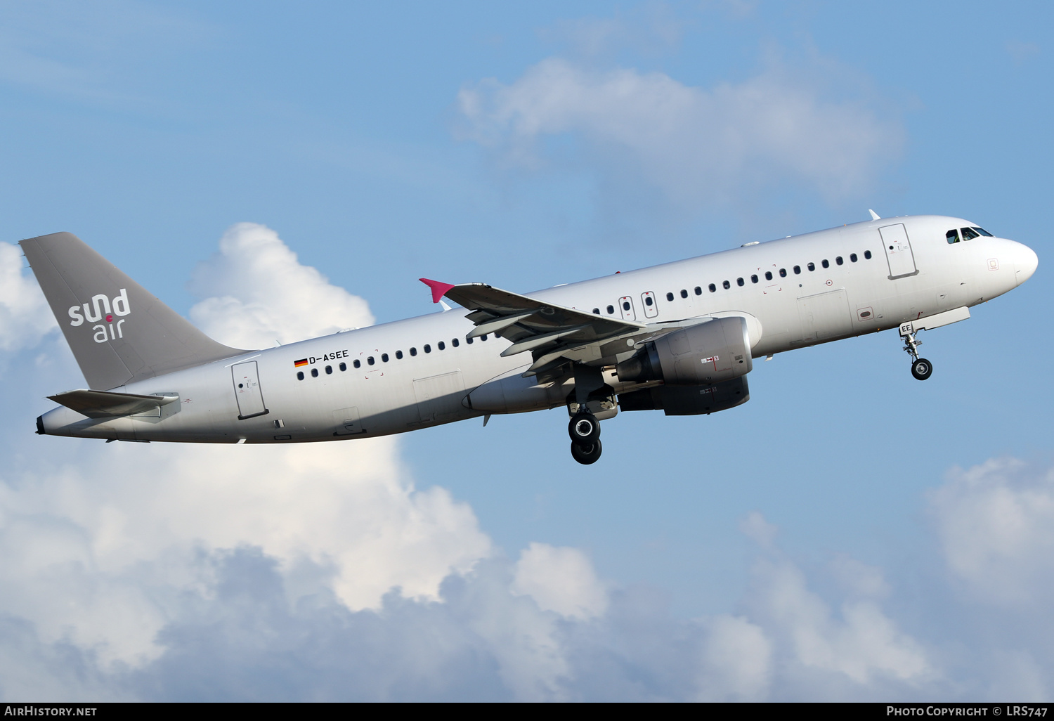 Aircraft Photo of D-ASEE | Airbus A320-214 | Sundair | AirHistory.net #359372