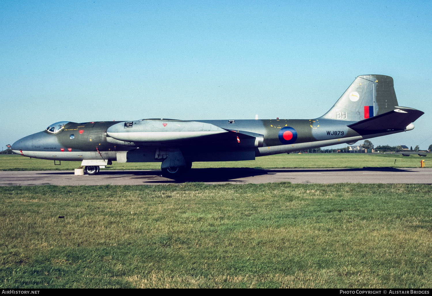 Aircraft Photo of WJ879 | English Electric Canberra T4 | UK - Air Force | AirHistory.net #359952