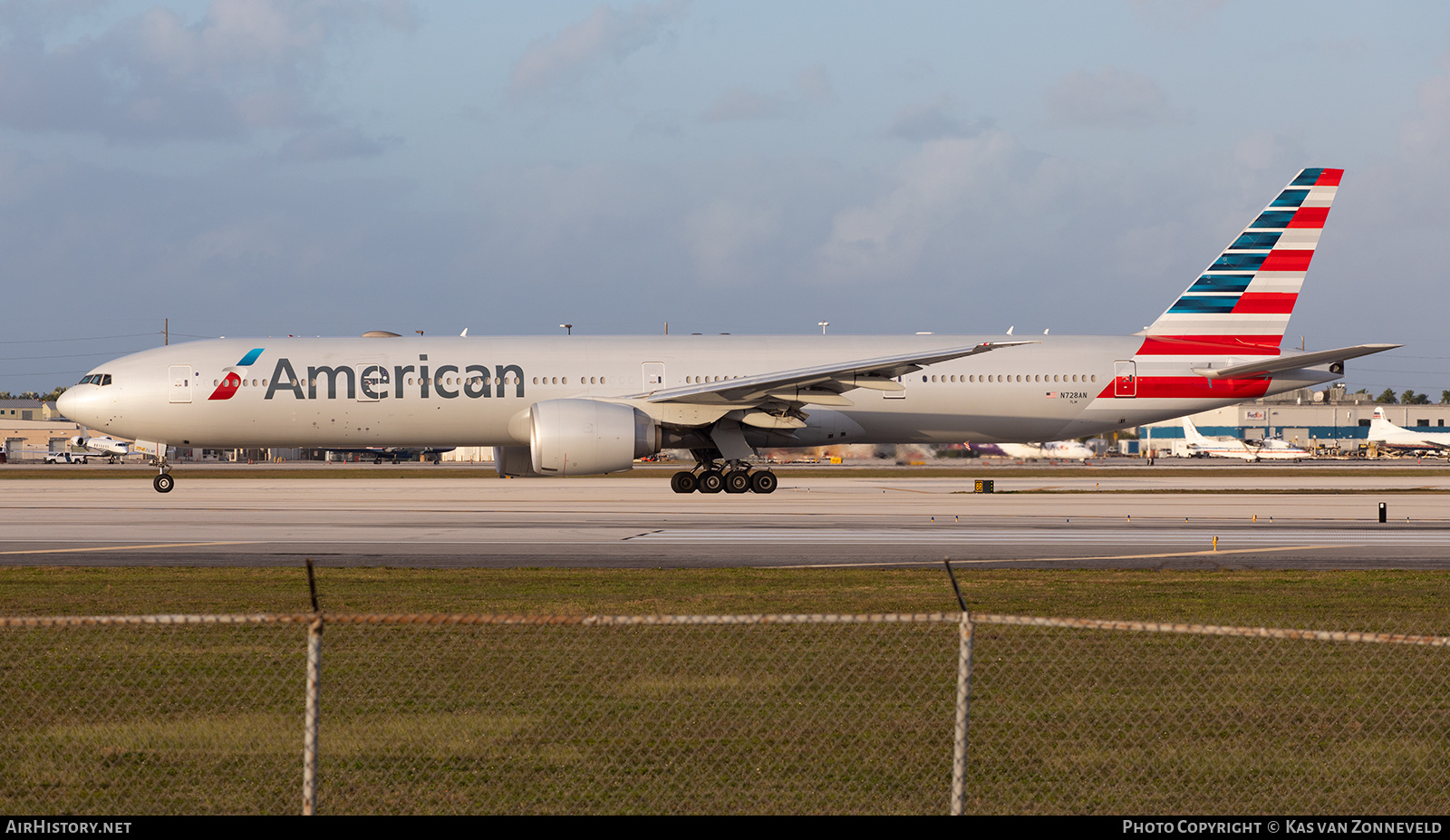 Aircraft Photo of N728AN | Boeing 777-323/ER | American Airlines | AirHistory.net #360790