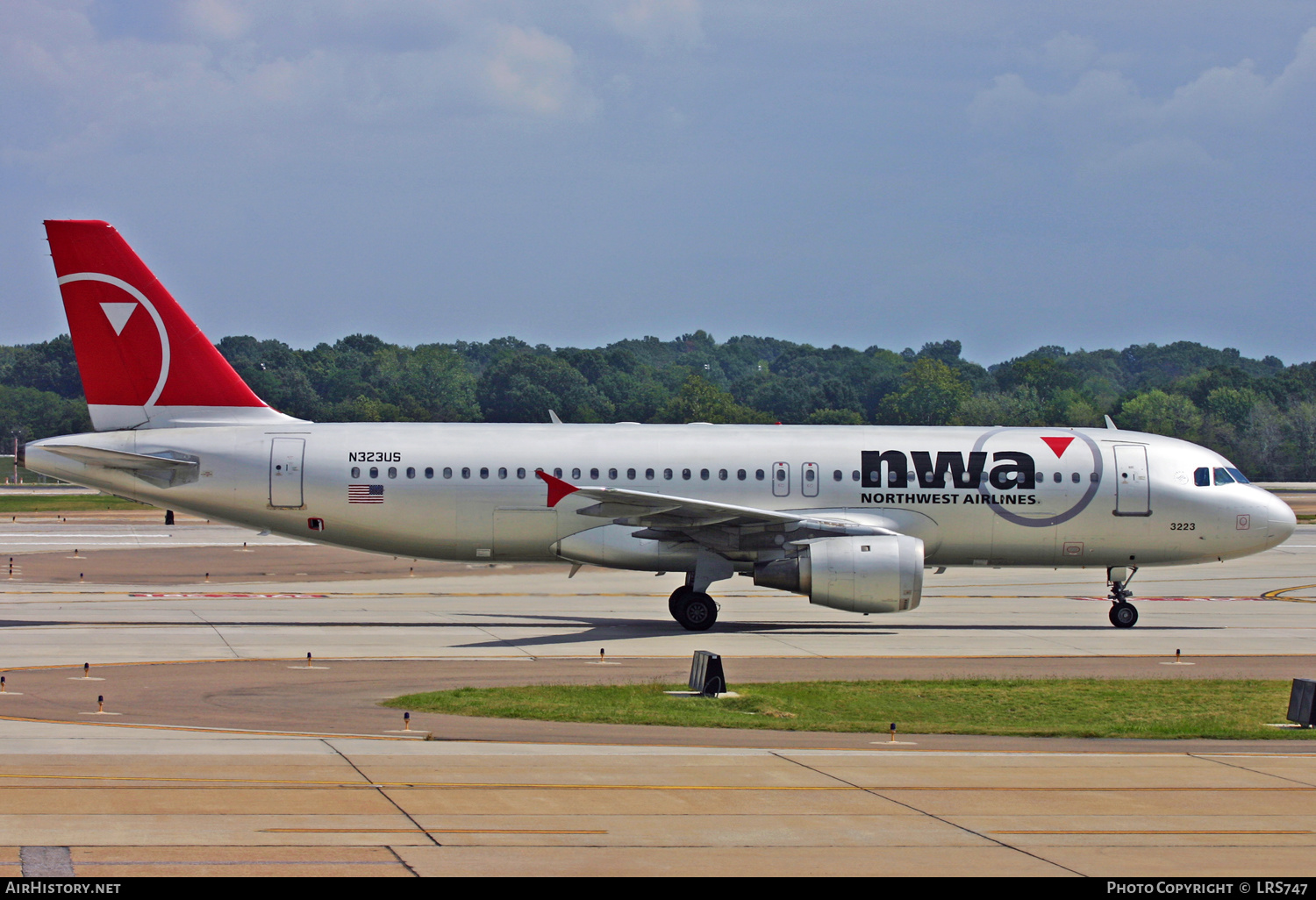 Aircraft Photo of N323US | Airbus A320-211 | Northwest Airlines | AirHistory.net #361711