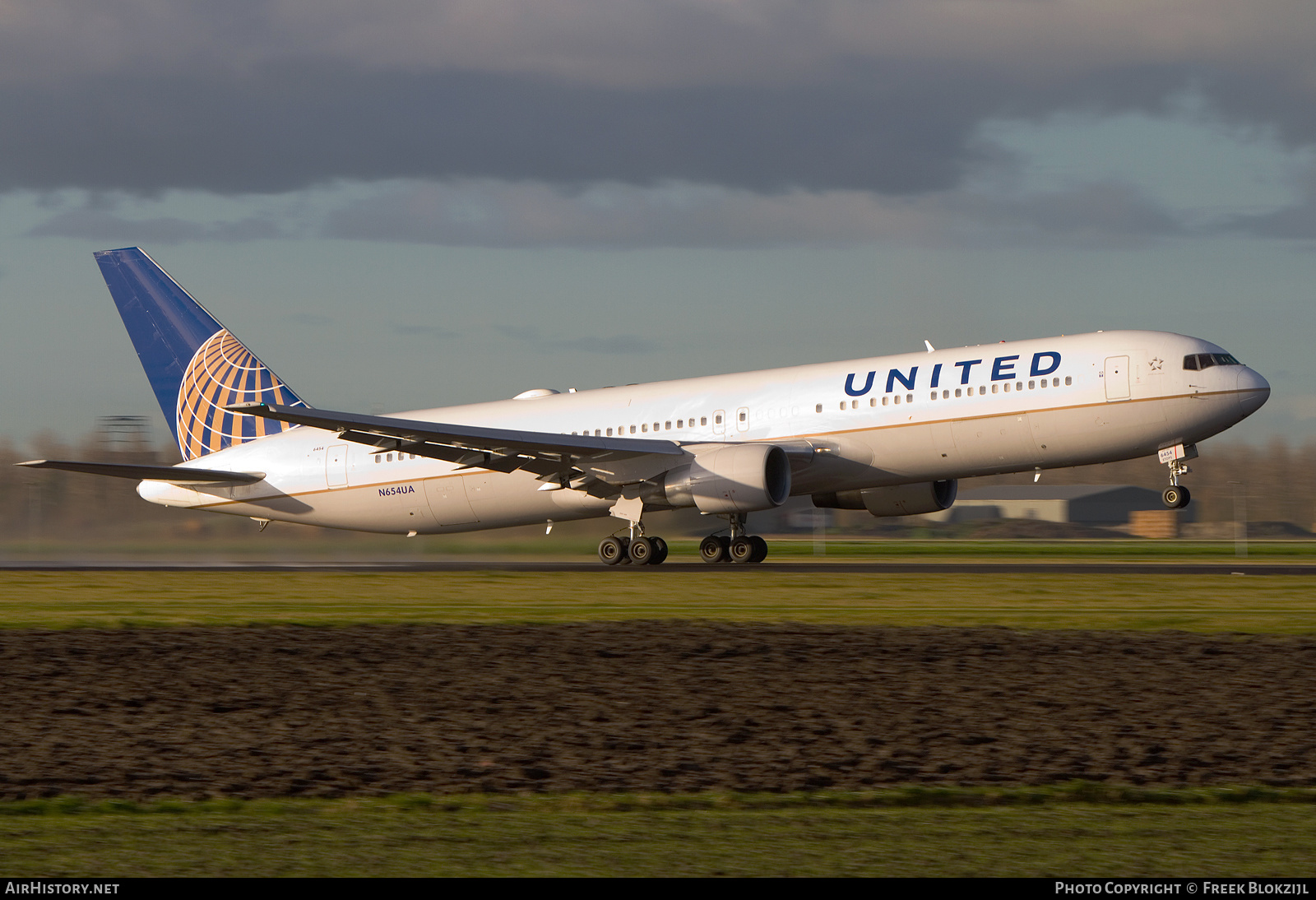 Aircraft Photo of N654UA | Boeing 767-322/ER | United Airlines | AirHistory.net #361826