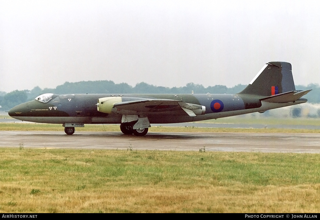 Aircraft Photo of WJ866 | English Electric Canberra T4 | UK - Air Force | AirHistory.net #362134