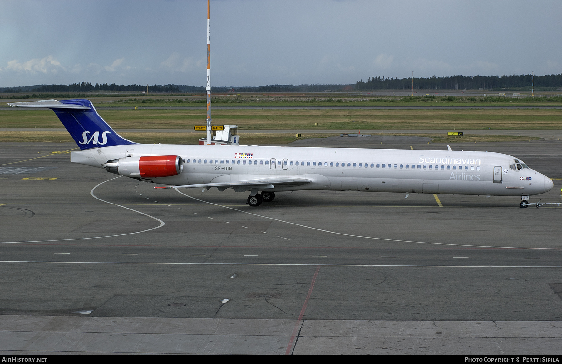 Aircraft Photo of SE-DIN | McDonnell Douglas MD-82 (DC-9-82) | Scandinavian Airlines - SAS | AirHistory.net #366000