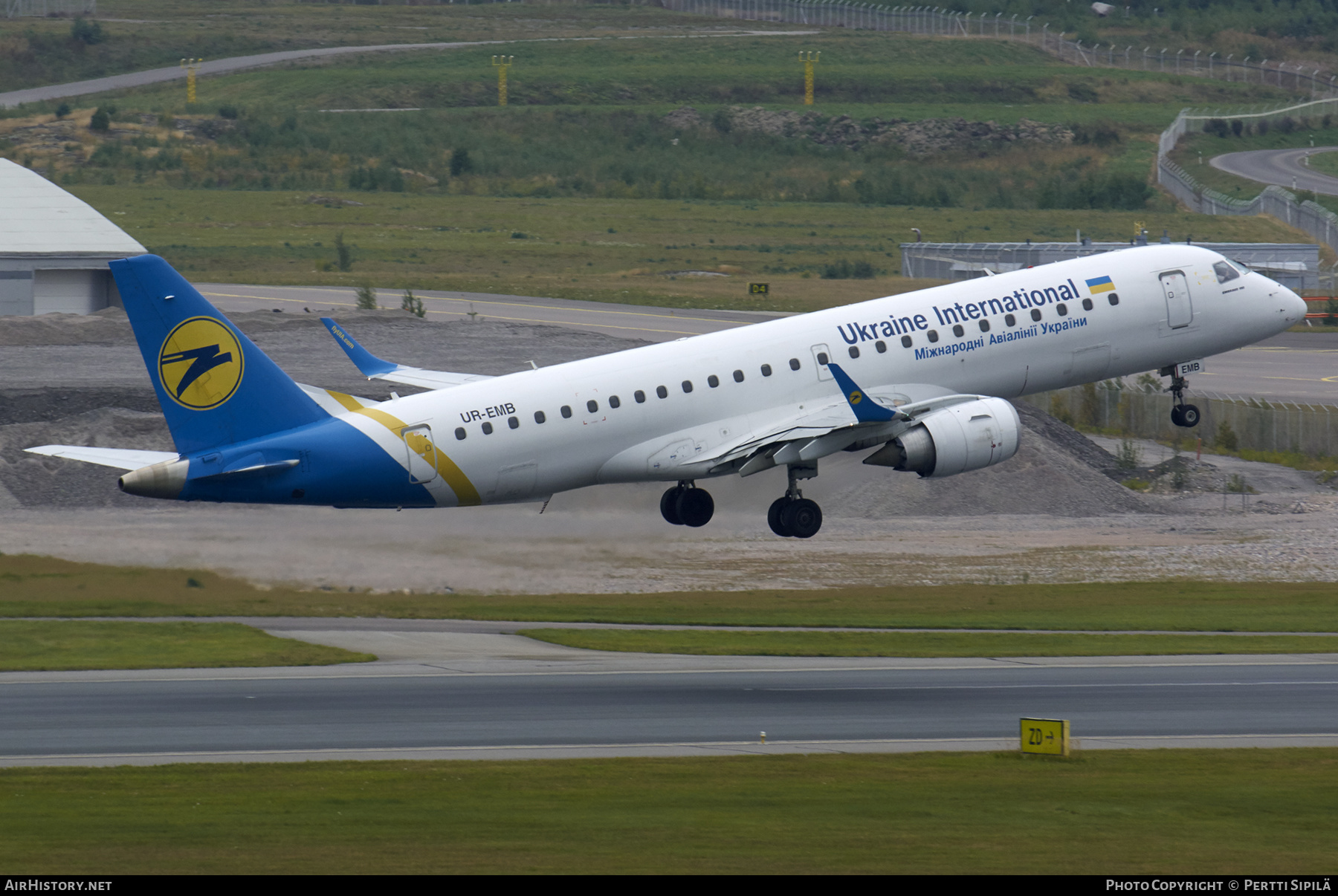 Aircraft Photo of UR-EMB | Embraer 190STD (ERJ-190-100STD) | Ukraine International Airlines | AirHistory.net #366111