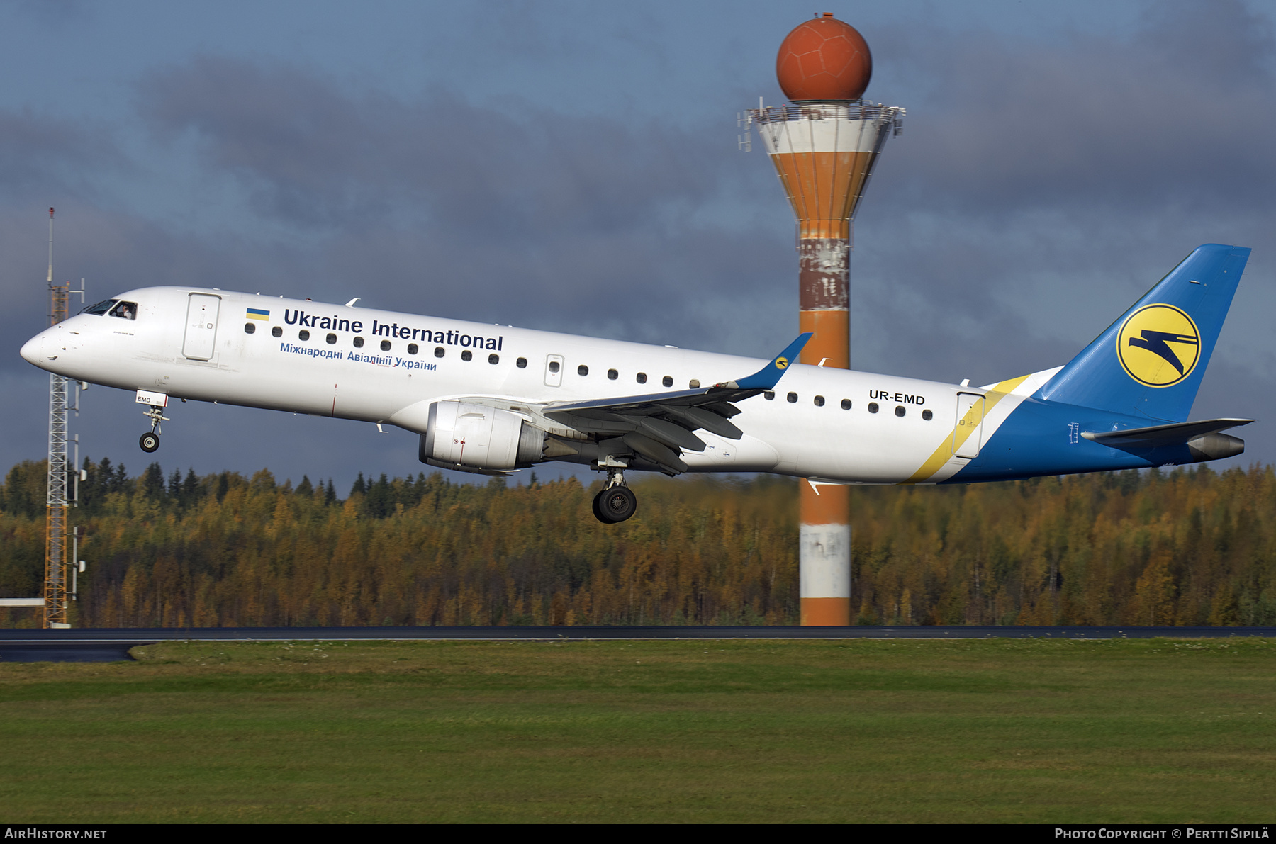 Aircraft Photo of UR-EMD | Embraer 190STD (ERJ-190-100STD) | Ukraine International Airlines | AirHistory.net #366119