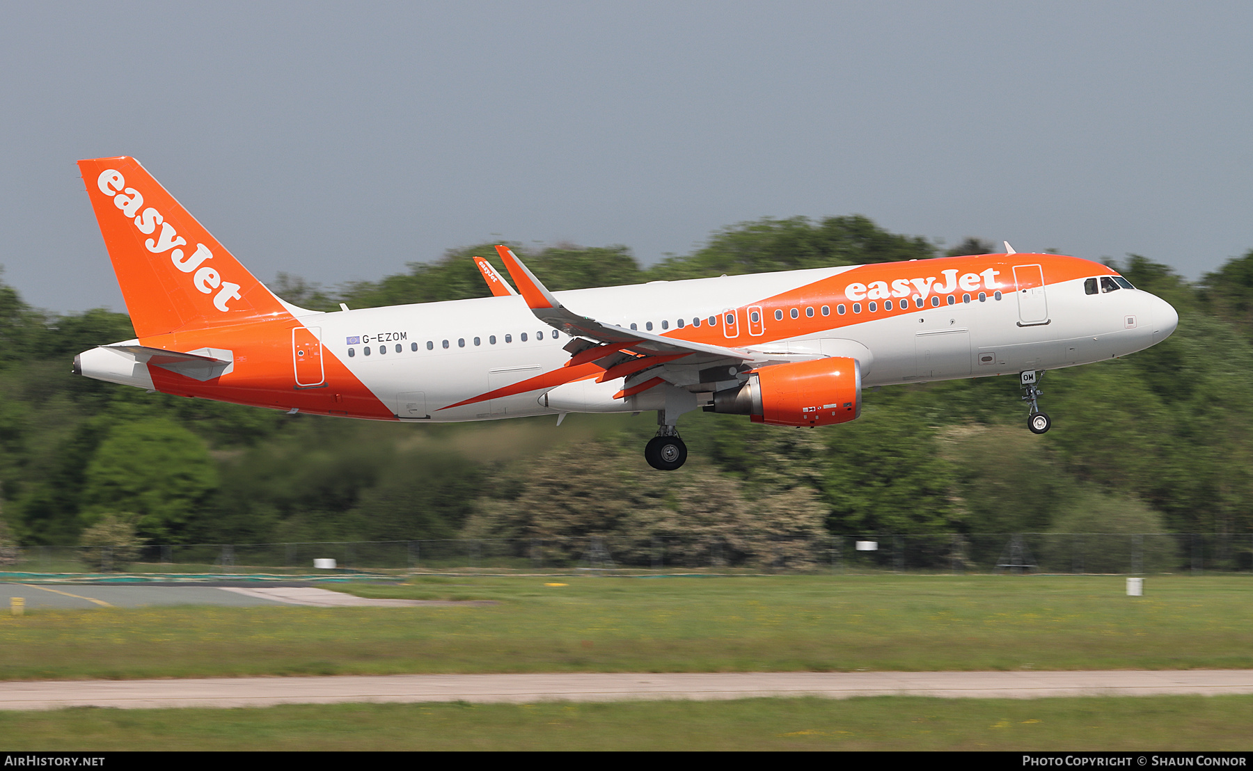 Aircraft Photo of G-EZOM | Airbus A320-214 | EasyJet | AirHistory.net #366289