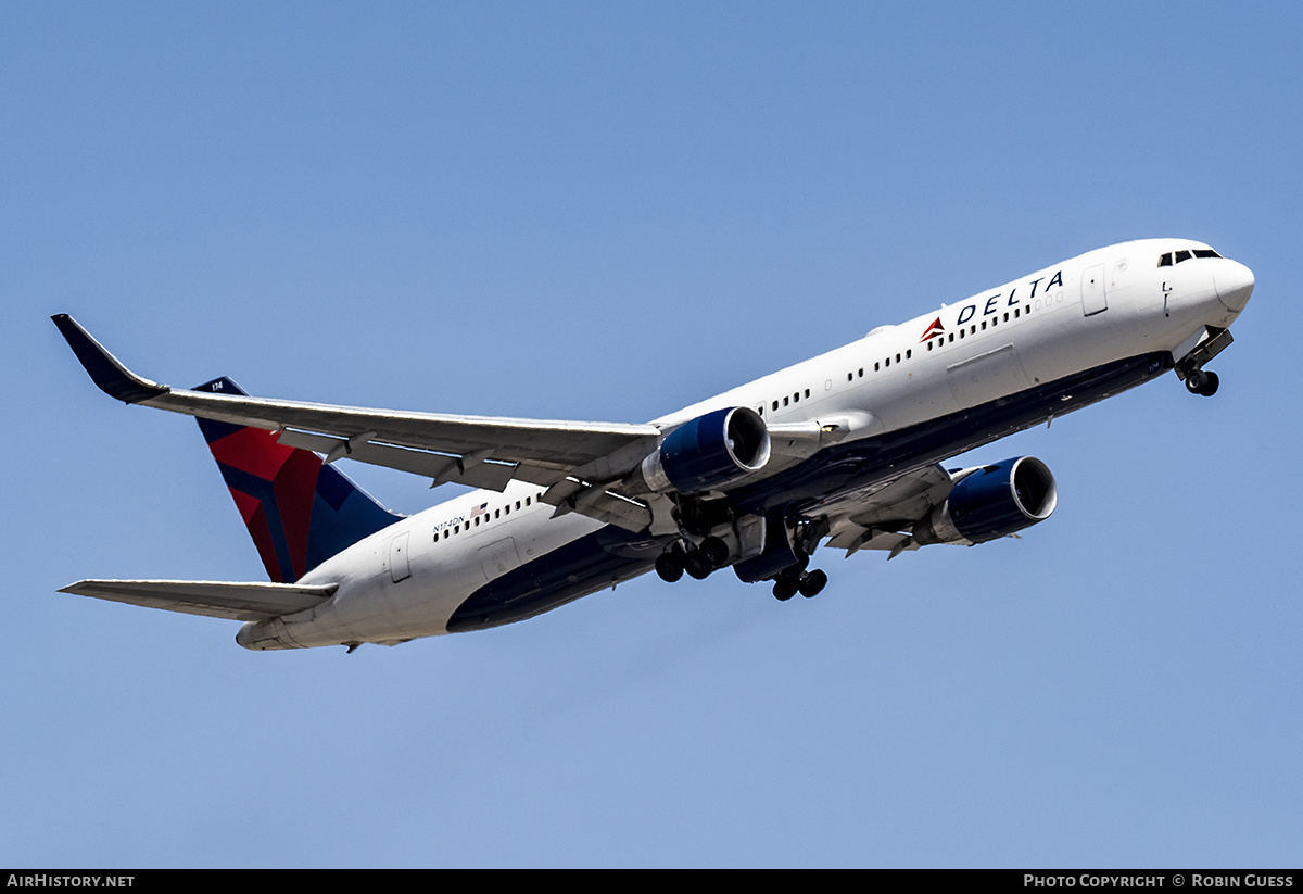 Aircraft Photo of N174DN | Boeing 767-332/ER | Delta Air Lines | AirHistory.net #366840