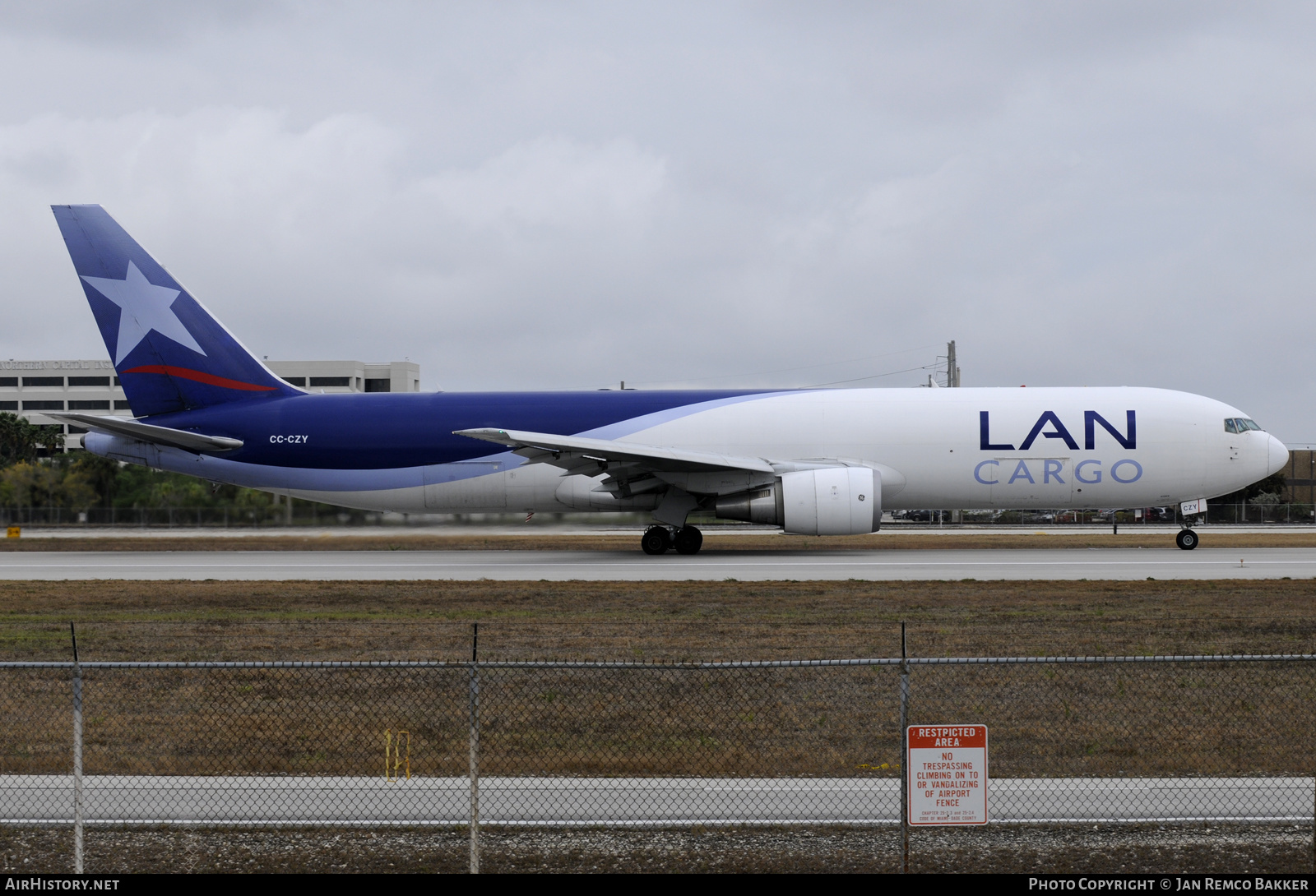 Aircraft Photo of CC-CZY | Boeing 767-316F/ER | LAN Cargo | AirHistory.net #366865