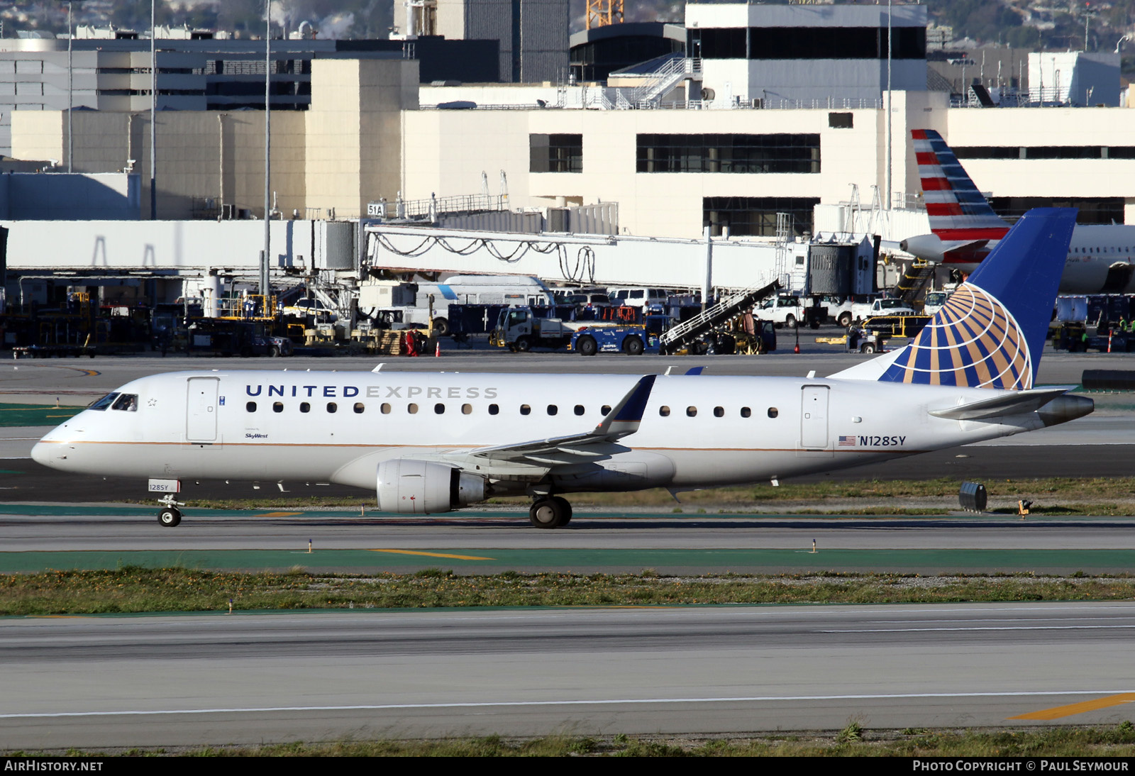 Aircraft Photo of N128SY | Embraer 175LR (ERJ-170-200LR) | United Express | AirHistory.net #366927