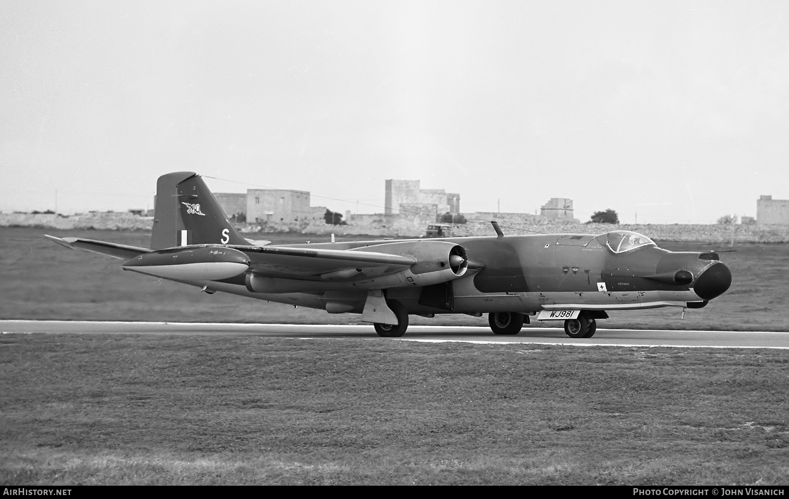 Aircraft Photo of WJ981 | English Electric Canberra T17 | UK - Air Force | AirHistory.net #367658