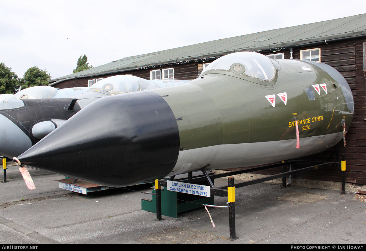Aircraft Photo of WJ975 | English Electric Canberra T.19 | UK - Air Force | AirHistory.net #368813