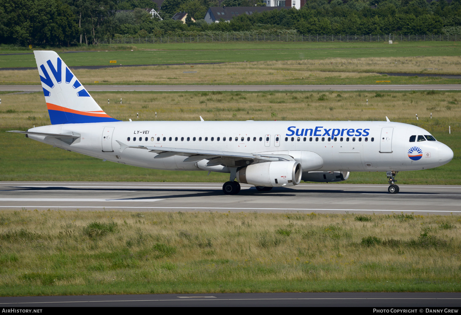 Aircraft Photo of LY-VEI | Airbus A320-233 | SunExpress | AirHistory.net #370308