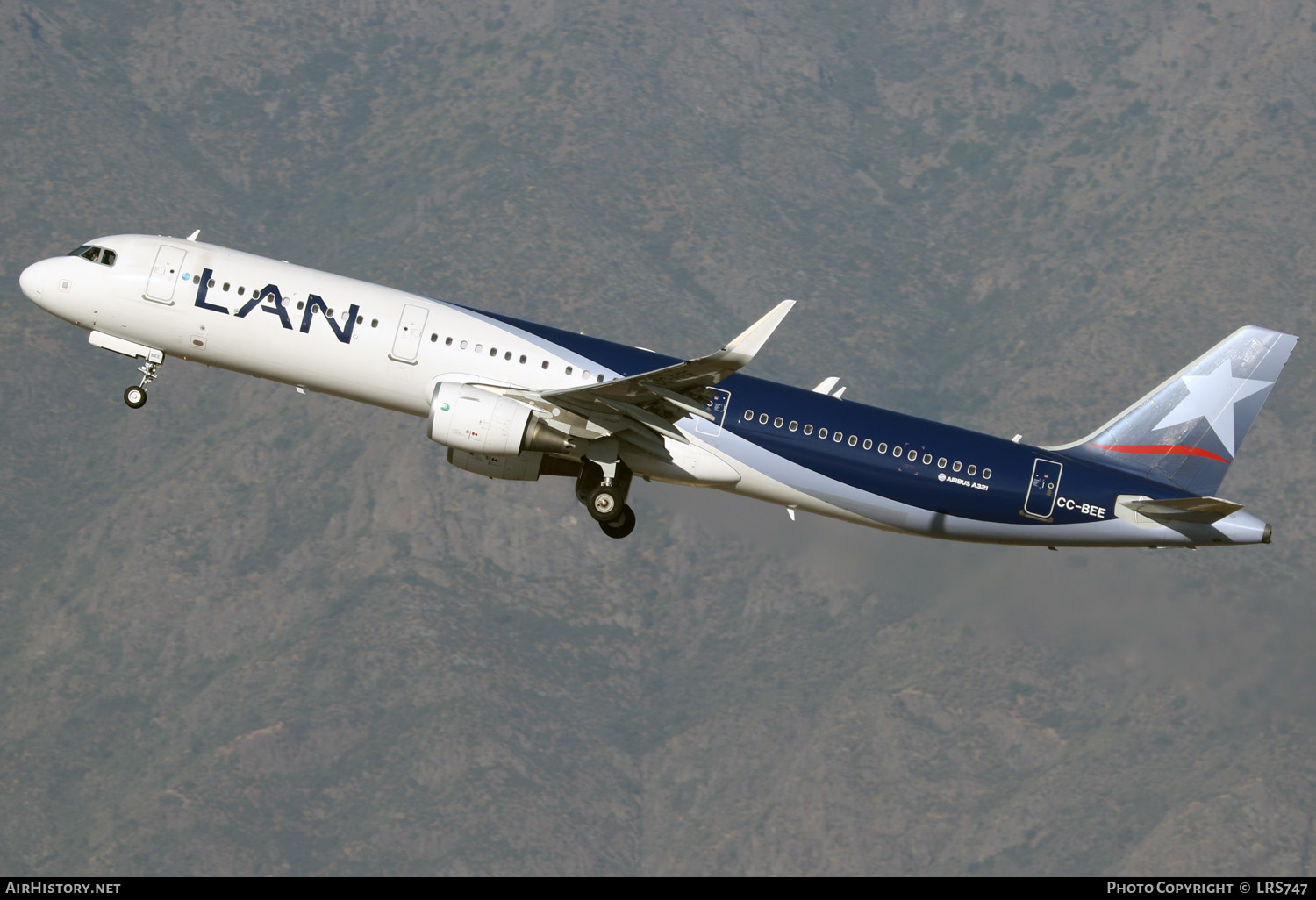 Aircraft Photo of CC-BEE | Airbus A321-211 | LAN Airlines - Línea Aérea Nacional | AirHistory.net #370859