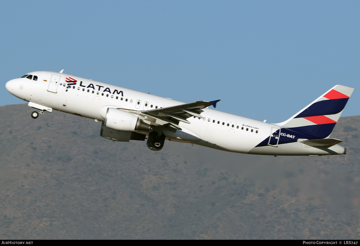Aircraft Photo of CC-BAT | Airbus A320-214 | LATAM Airlines | AirHistory.net #370872