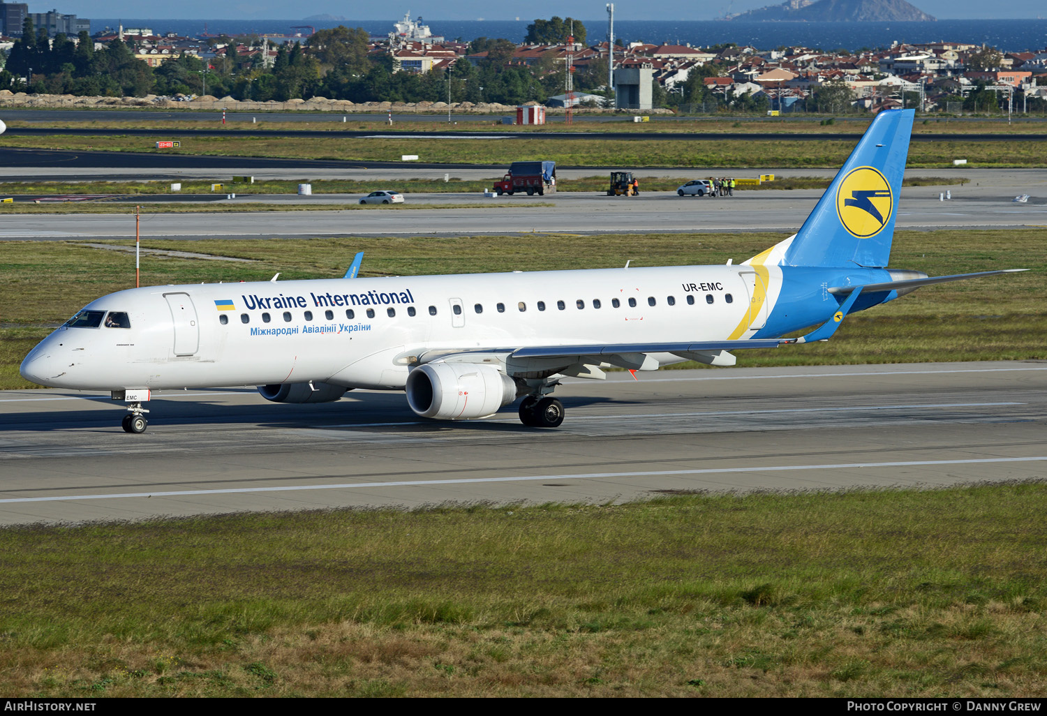 Aircraft Photo of UR-EMC | Embraer 190STD (ERJ-190-100STD) | Ukraine International Airlines | AirHistory.net #371475