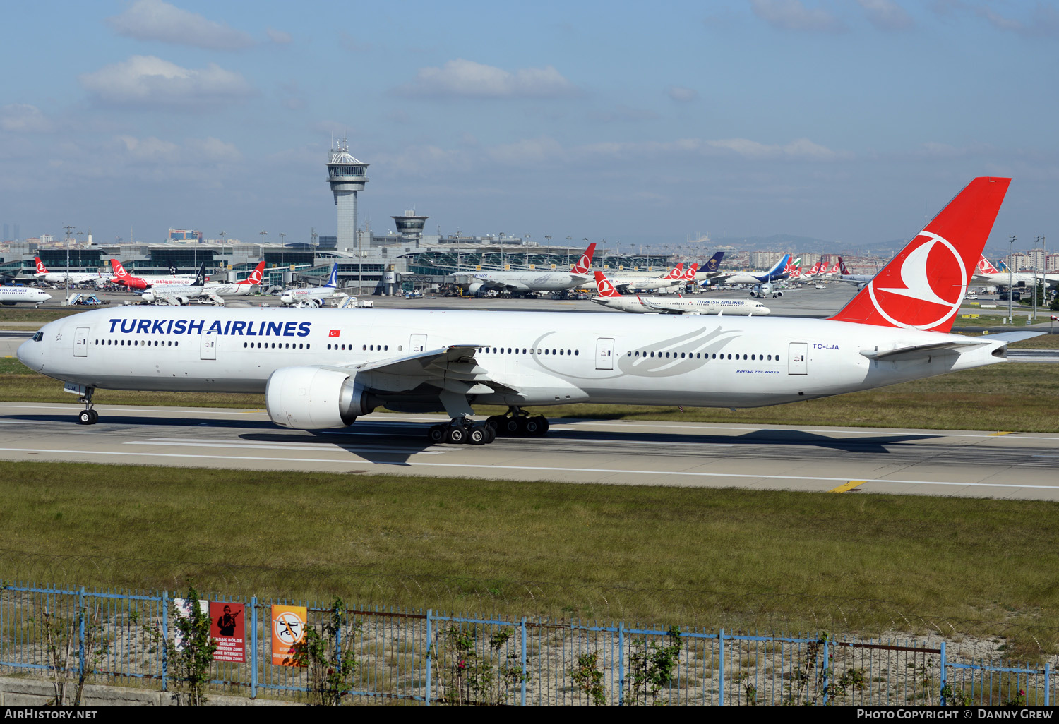 Aircraft Photo of TC-LJA | Boeing 777-3F2/ER | Turkish Airlines | AirHistory.net #372032