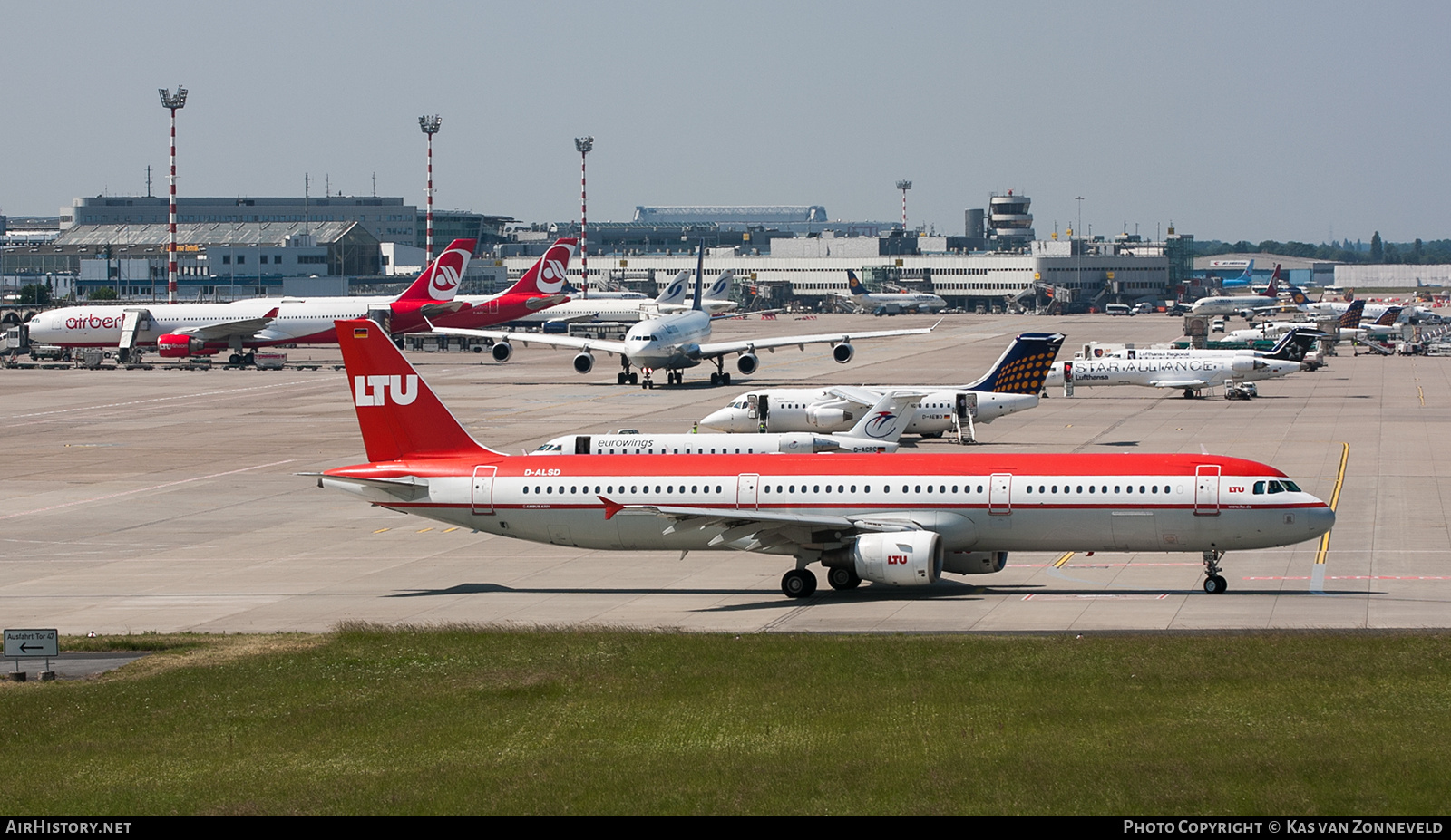 Aircraft Photo of D-ALSD | Airbus A321-211 | LTU - Lufttransport-Unternehmen | AirHistory.net #373016