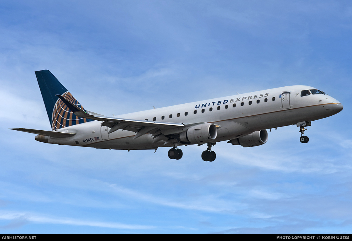Aircraft Photo of N124SY | Embraer 175LR (ERJ-170-200LR) | United Express | AirHistory.net #373227