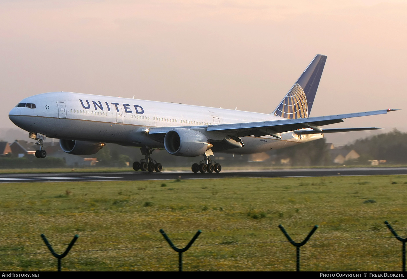 Aircraft Photo of N774UA | Boeing 777-222 | United Airlines | AirHistory.net #374545