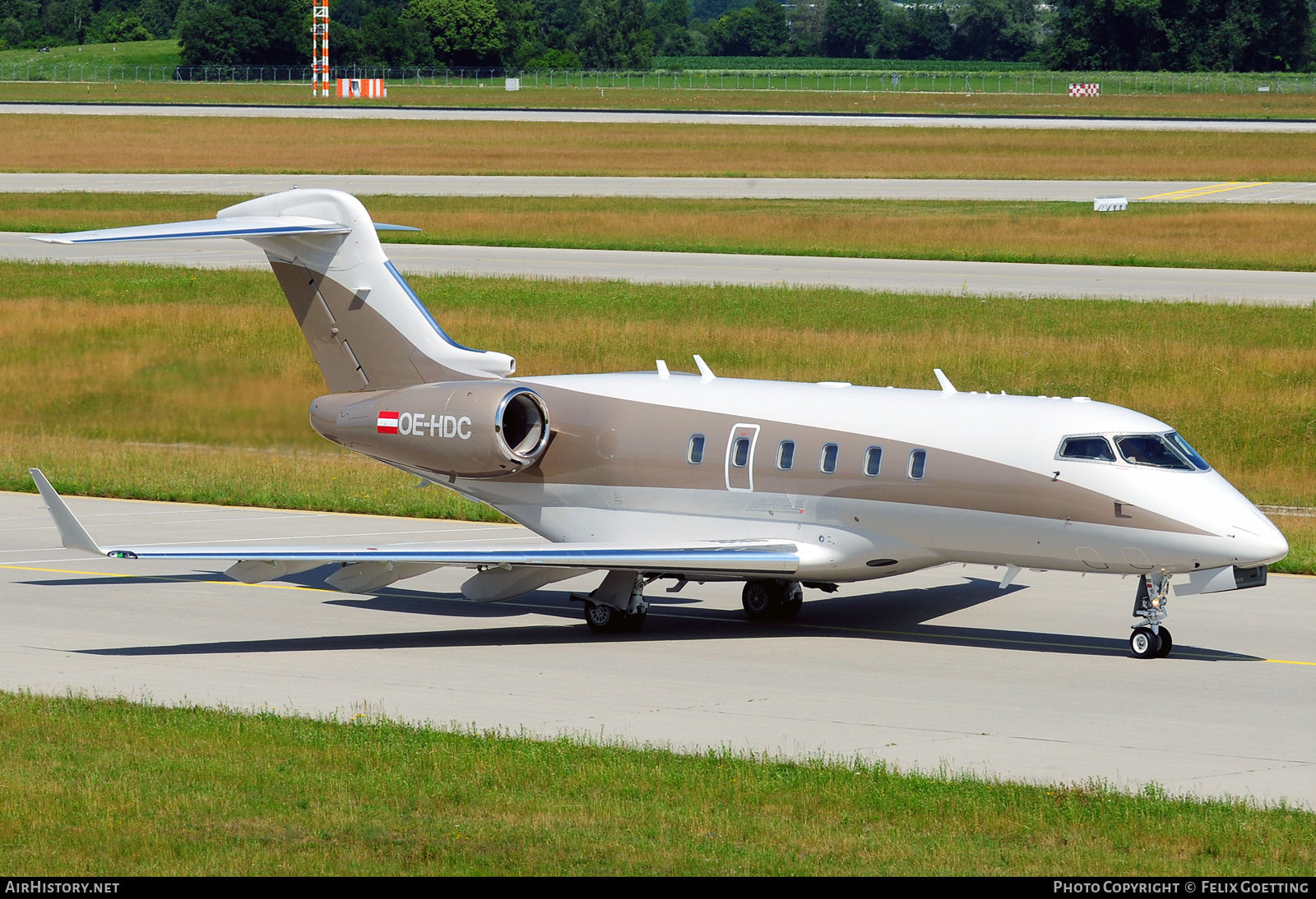 Aircraft Photo of OE-HDC | Bombardier Challenger 300 (BD-100-1A10) | AirHistory.net #374775