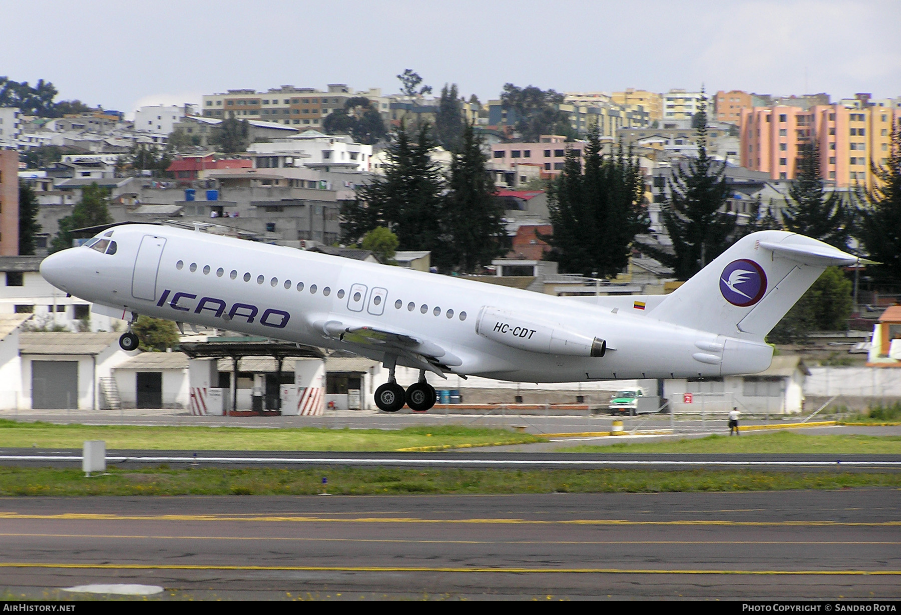 Aircraft Photo of HC-CDT | Fokker F28-4000 Fellowship | Ícaro Air | AirHistory.net #376170