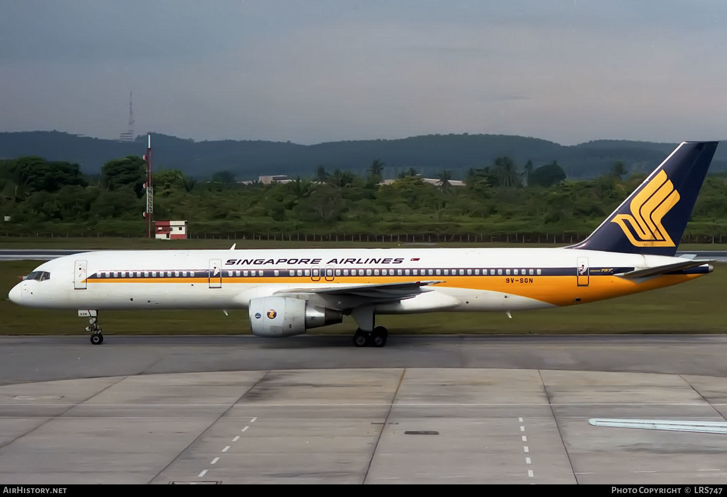 Aircraft Photo of 9V-SGN | Boeing 757-212 | Singapore Airlines | AirHistory.net #377110