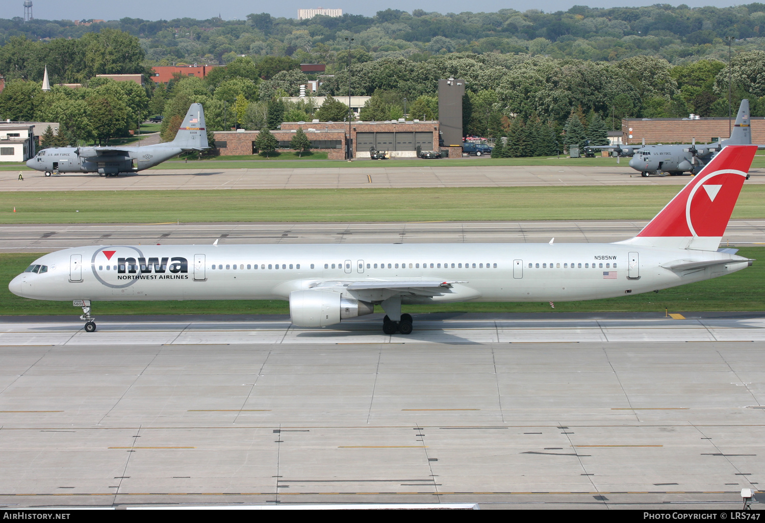 Aircraft Photo of N585NW | Boeing 757-351 | Northwest Airlines | AirHistory.net #377128