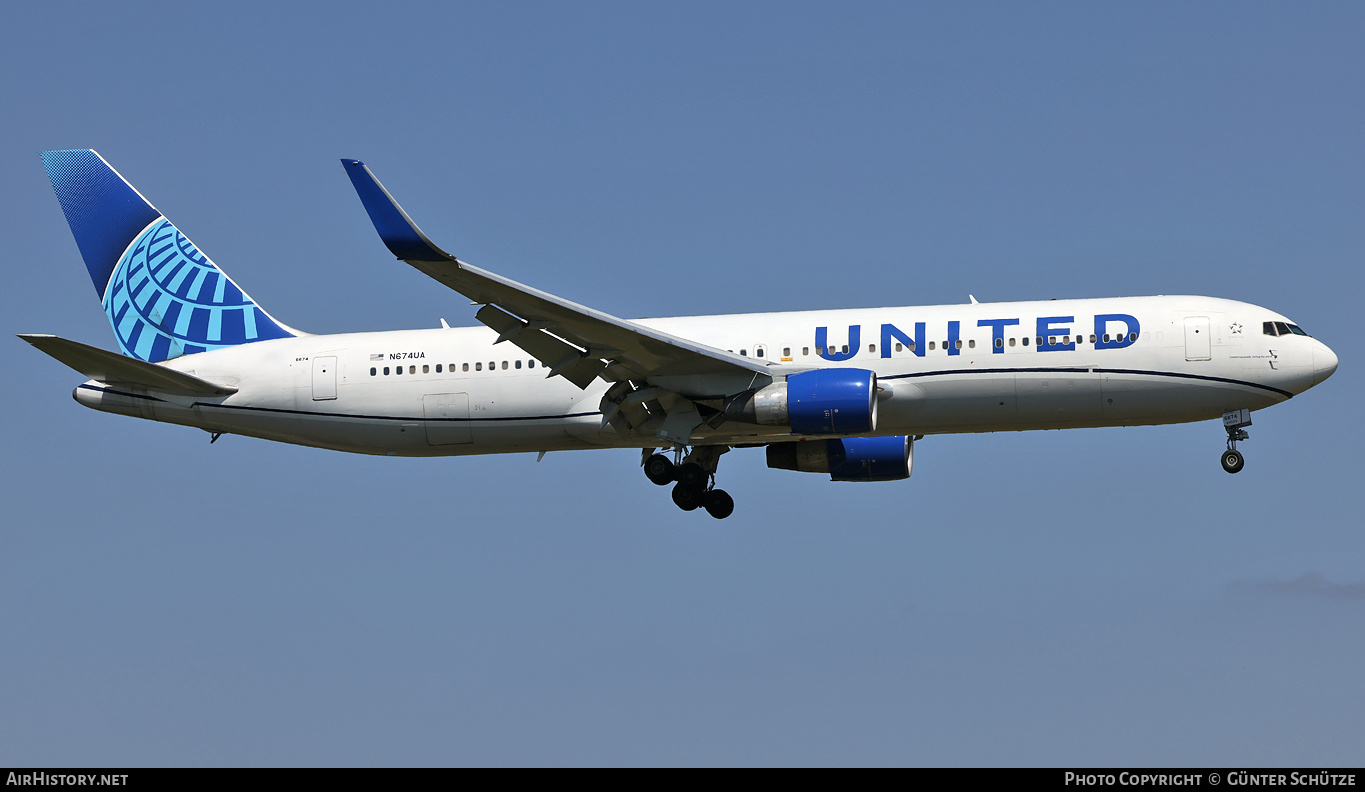 Aircraft Photo of N674UA | Boeing 767-322/ER | United Airlines | AirHistory.net #377615