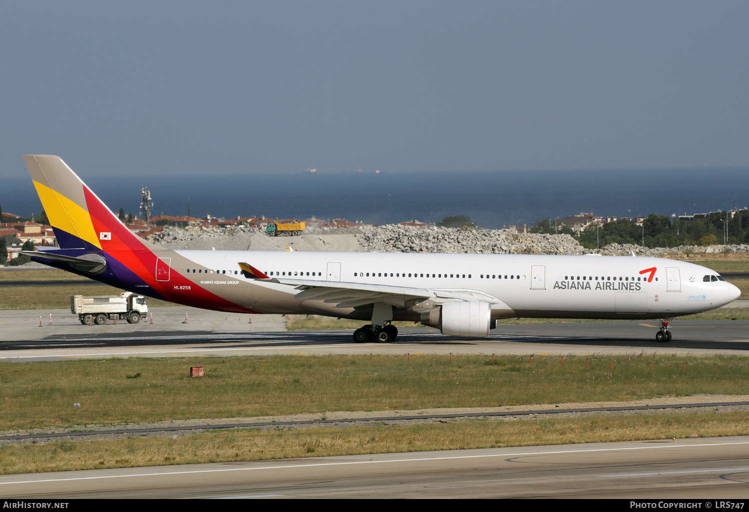 Aircraft Photo of HL8258 | Airbus A330-323E | Asiana Airlines | AirHistory.net #378064