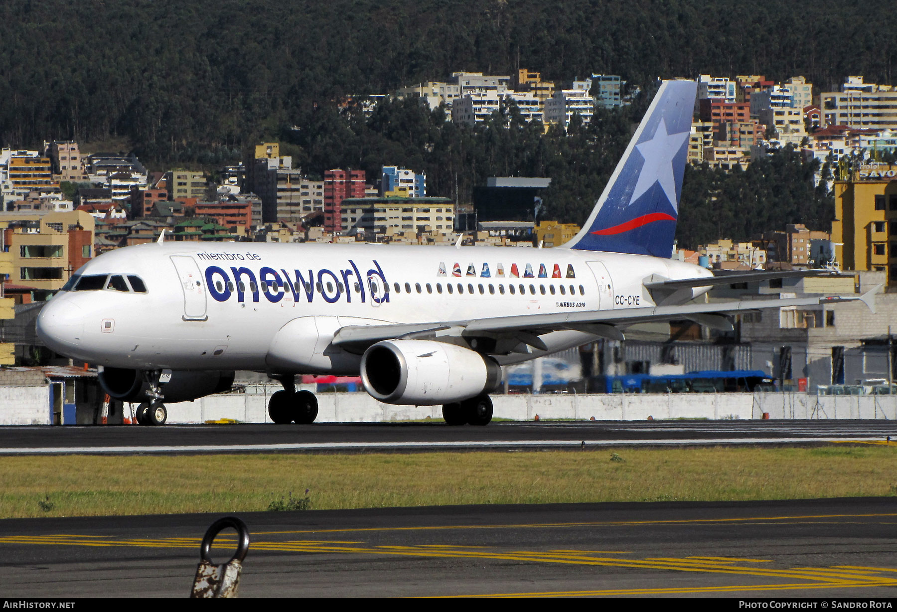 Aircraft Photo of CC-CYE | Airbus A319-132 | LAN Airlines - Línea Aérea Nacional | AirHistory.net #378088