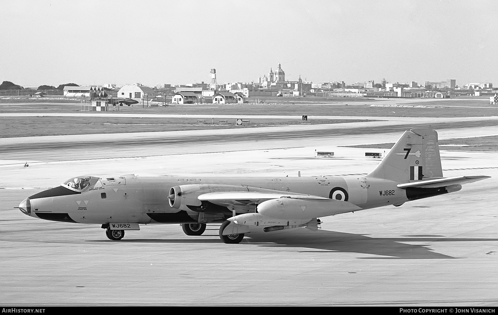 Aircraft Photo of WJ682 | English Electric Canberra TT18 | UK - Air Force | AirHistory.net #378657