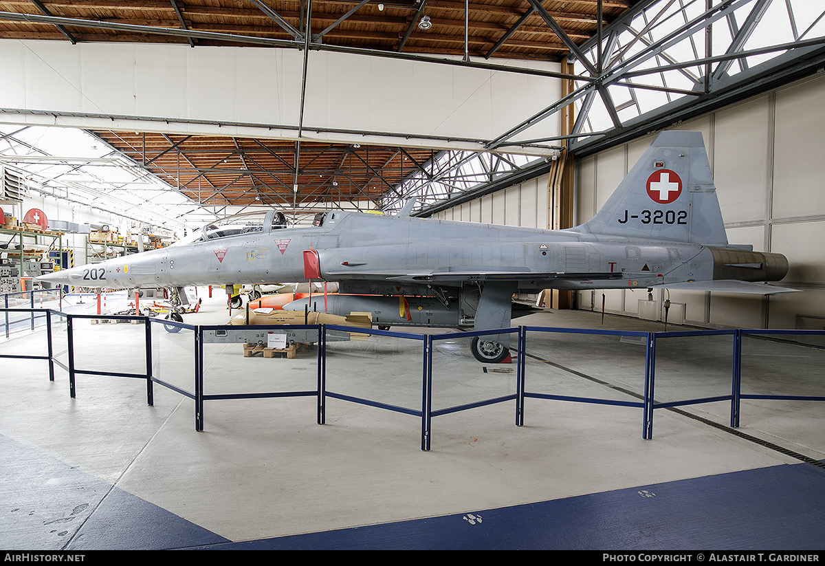 Aircraft Photo of J-3202 | Northrop F-5F Tiger II | Switzerland - Air Force | AirHistory.net #379410