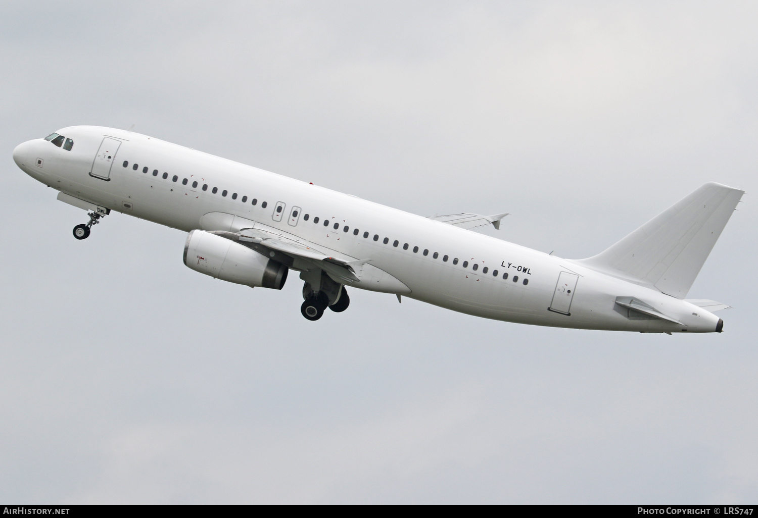 Aircraft Photo of LY-OWL | Airbus A320-232 | AirHistory.net #379512