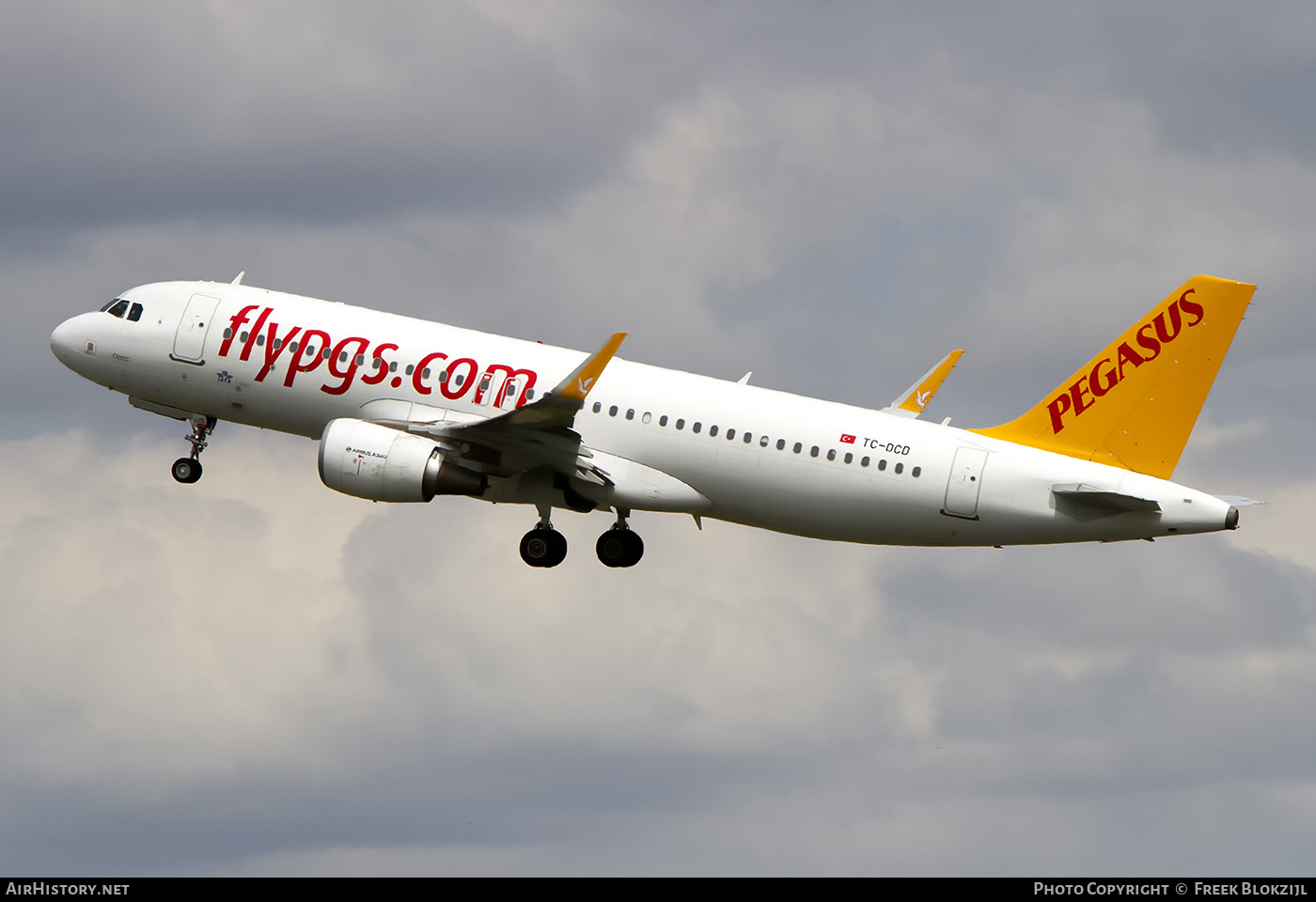 Aircraft Photo of TC-DCD | Airbus A320-214 | Pegasus Airlines | AirHistory.net #381786