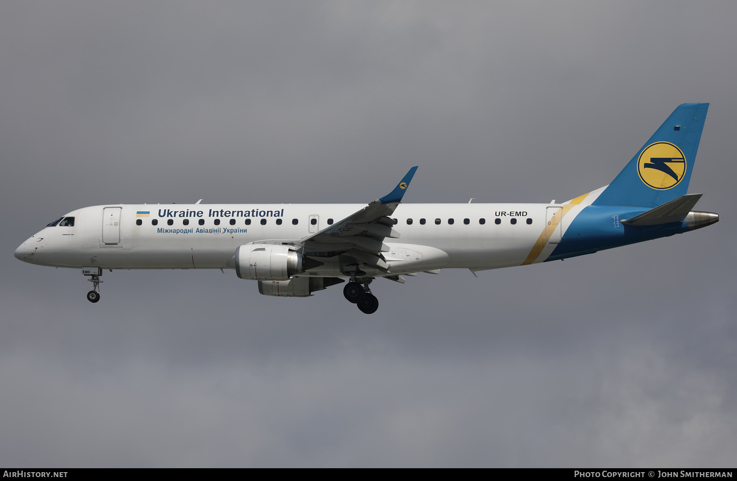Aircraft Photo of UR-EMD | Embraer 190STD (ERJ-190-100STD) | Ukraine International Airlines | AirHistory.net #381945