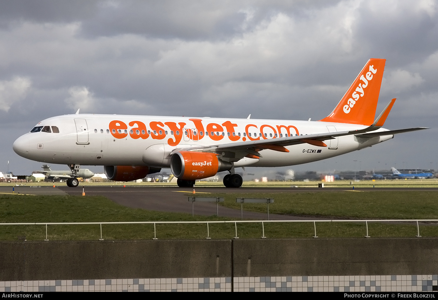 Aircraft Photo of G-EZWX | Airbus A320-214 | EasyJet | AirHistory.net #383380