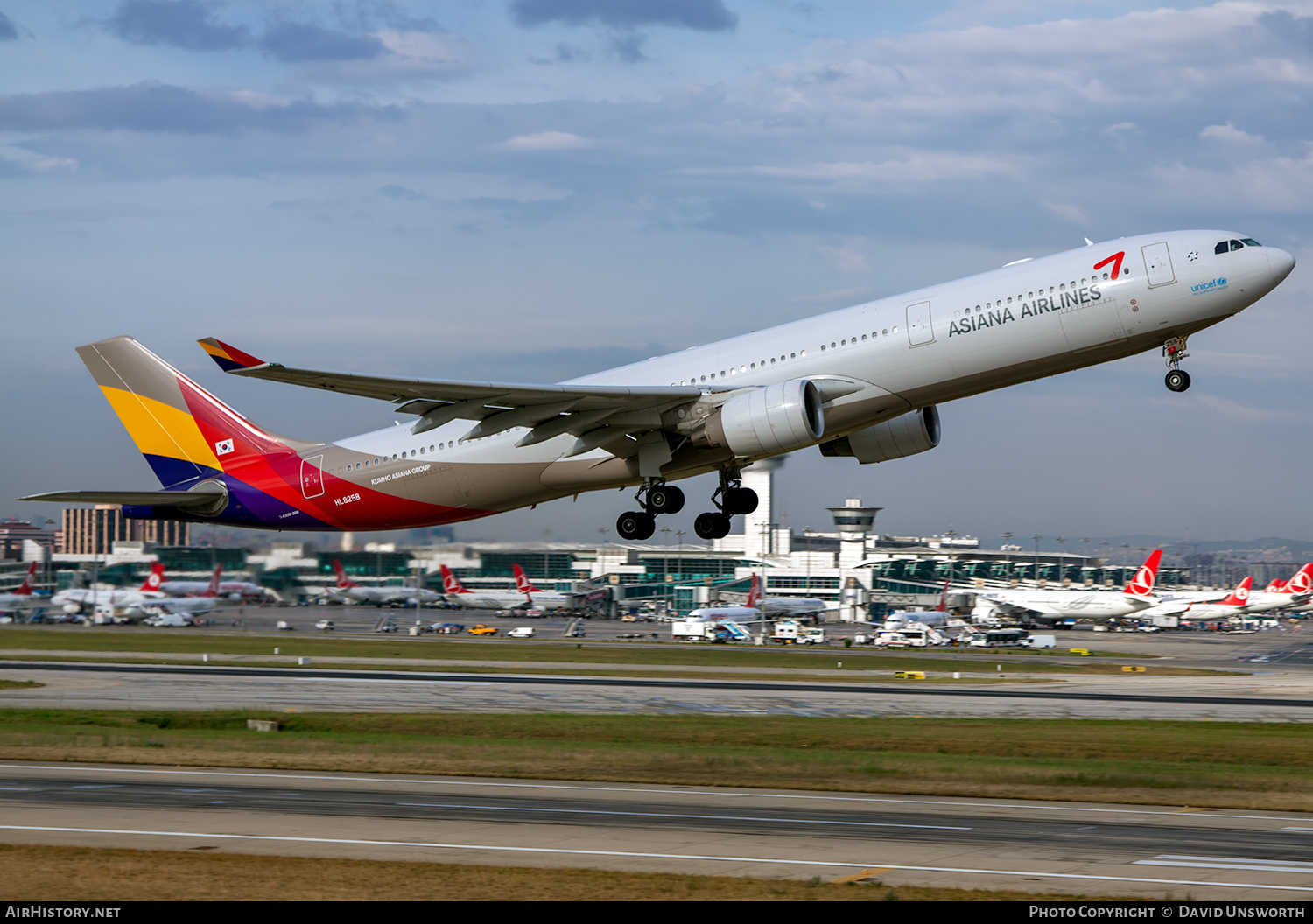 Aircraft Photo of HL8258 | Airbus A330-323E | Asiana Airlines | AirHistory.net #383609