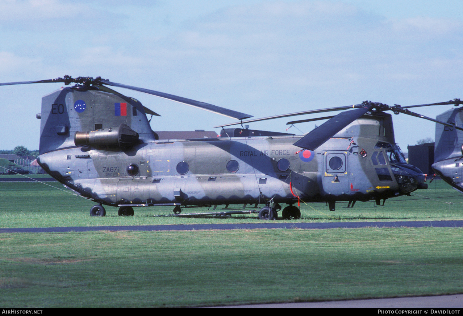 Aircraft Photo of ZA671 | Boeing Vertol Chinook HC1B (352) | UK - Air Force | AirHistory.net #383710
