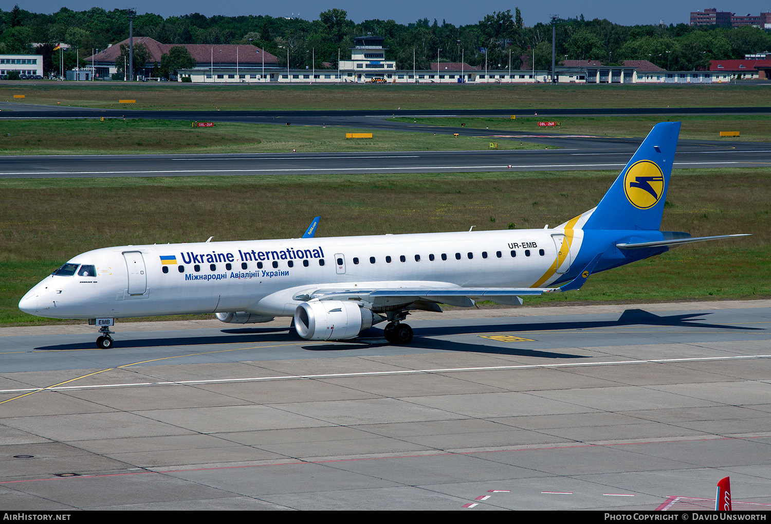 Aircraft Photo of UR-EMB | Embraer 190STD (ERJ-190-100STD) | Ukraine International Airlines | AirHistory.net #384117